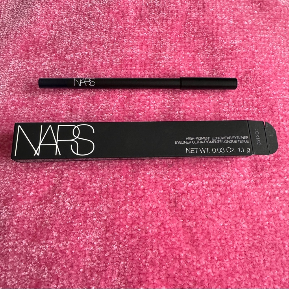 HIGHLY PIGMENTED, GEL-LIKE EYELINER PENCIL WITH 12-HOUR  WEAR